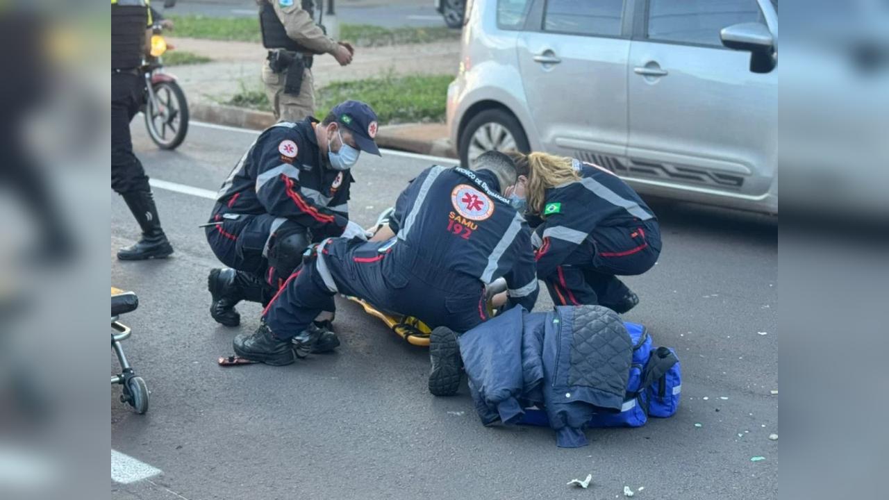 Imagem referente a Motociclista fica ferido após acidente com dois carros na Avenida Tuiuti, em Maringá