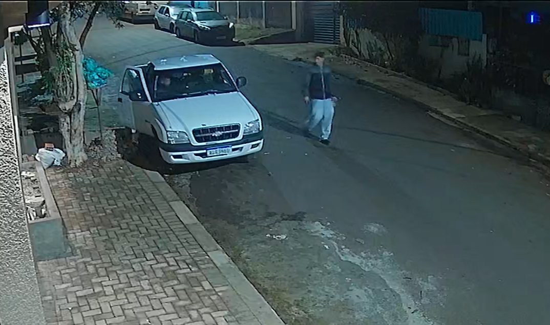 Vídeo mostra furto de caminhonete no Bairro Floresta; Polícia pede ajuda para localizar suspeitos