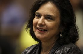 Nísia Trindade lança livro sobre bastidores da covid-19