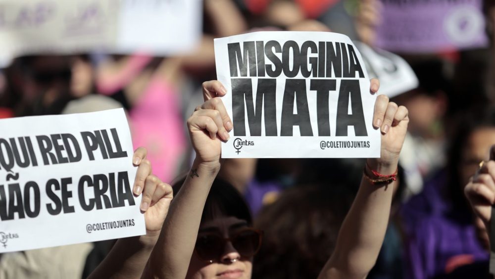 Em 2025, 16 mulheres foram vítimas de crimes virtuais por dia no RJ Imagem referente a Em 2025, 16 mulheres foram vítimas de crimes virtuais por dia no RJ