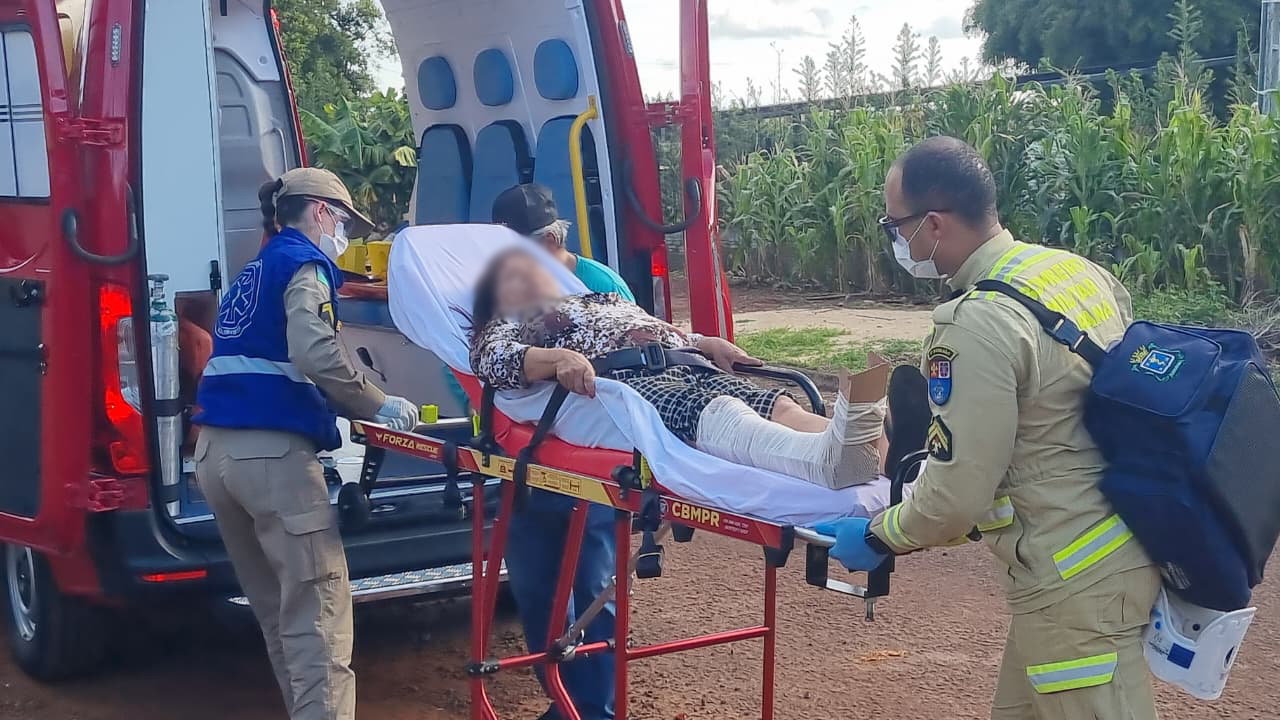 Portão sai do trilho e atinge perna de mulher no Bairro Santos Dumont