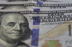 Dólar supera R$ 5,20, e bolsa cai com expectativa por juros nos EUA