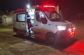 Jovem recebe atendimento após ser agredido no Bairro Interlagos