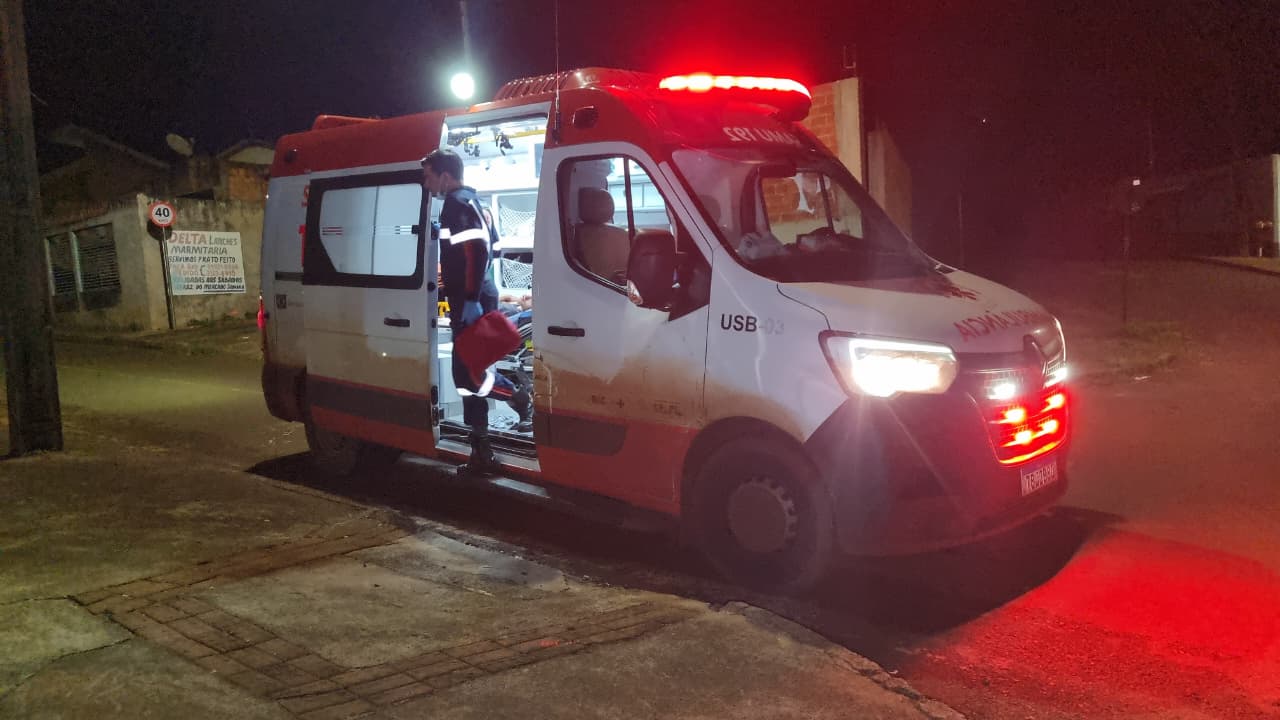 Jovem recebe atendimento após ser agredido no Bairro Interlagos