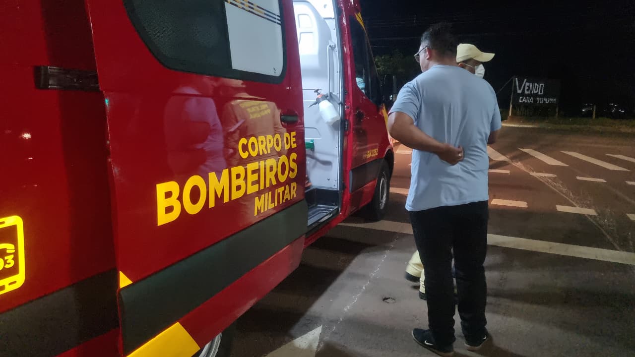 Ciclista fica ferido após acidente com carro no cruzamento da Avenida Tancredo Neves, em Cascavel