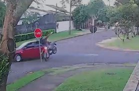 Câmera flagra momento em que motociclista é atingida por carro na Vila Tolentino