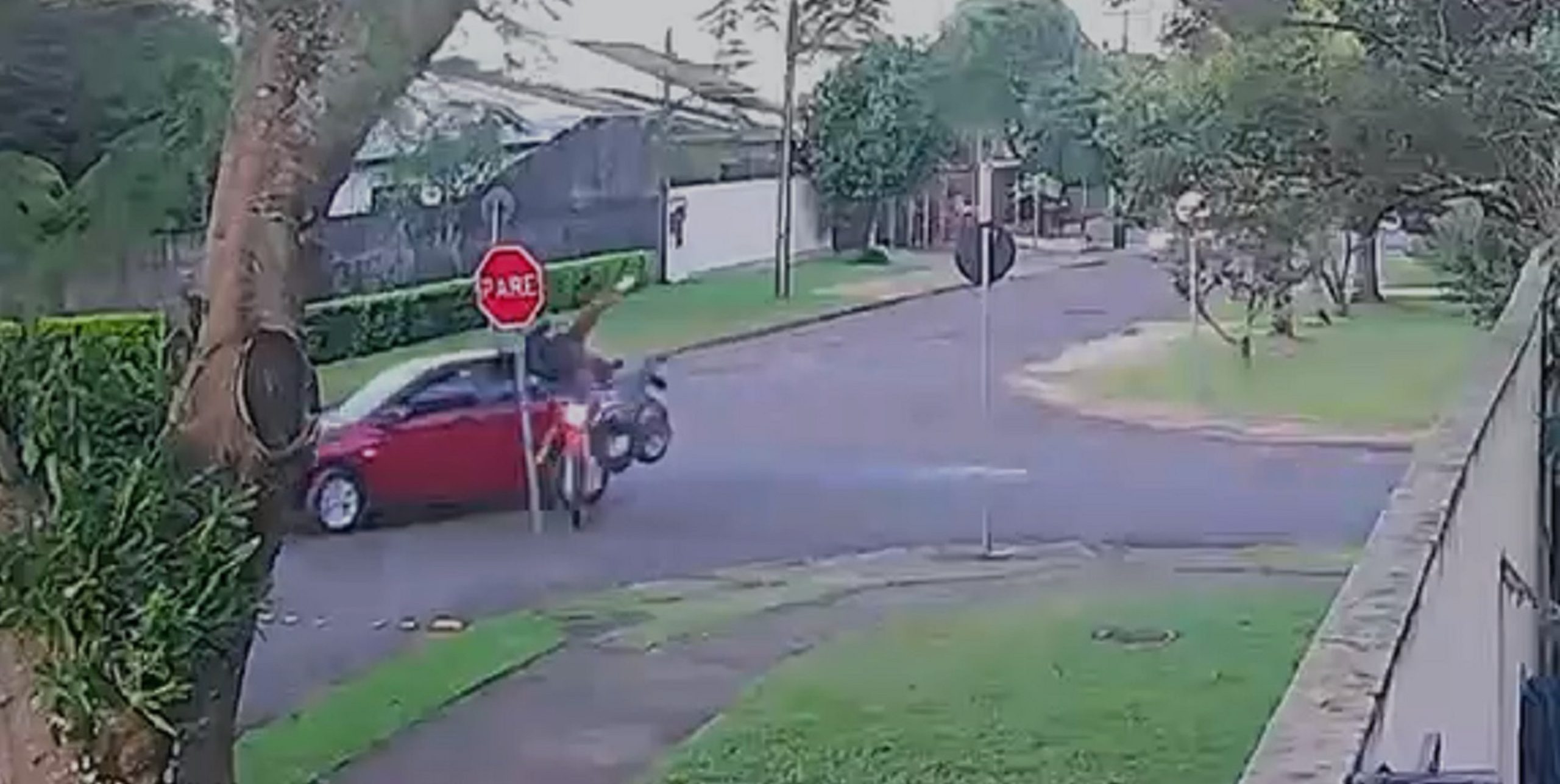 Câmera flagra momento em que motociclista é atingida por carro na Vila Tolentino