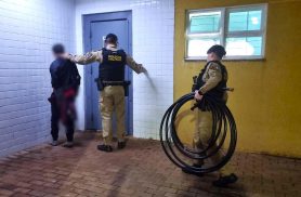 Rolo de fios de telefonia chama atenção da PM e homem acaba detido em Cascavel