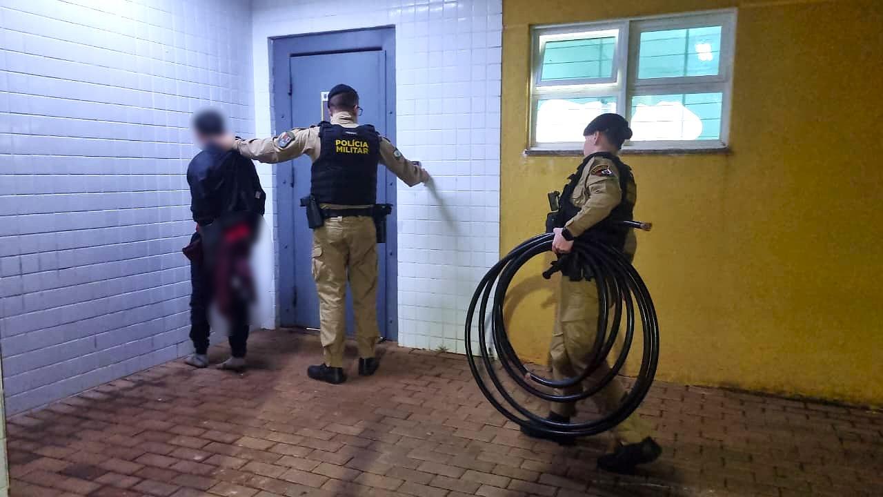 Rolo de fios de telefonia chama atenção da PM e homem acaba detido em Cascavel