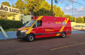 Idoso bate a cabeça após cair de escada em cemitério Idoso bate a cabeça após cair de escada em cemitério