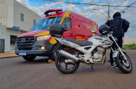Motociclista é socorrido após acidente com Ford Fusion no Cascavel Velho