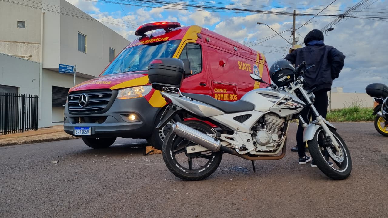 Motociclista é socorrido após acidente com Ford Fusion no Cascavel Velho