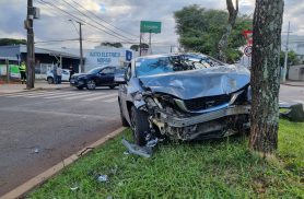 Honda Civic para no canteiro central após forte acidente com Toyota RAV4