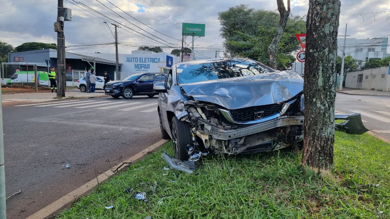 Honda Civic para no canteiro central após forte acidente com Toyota RAV4