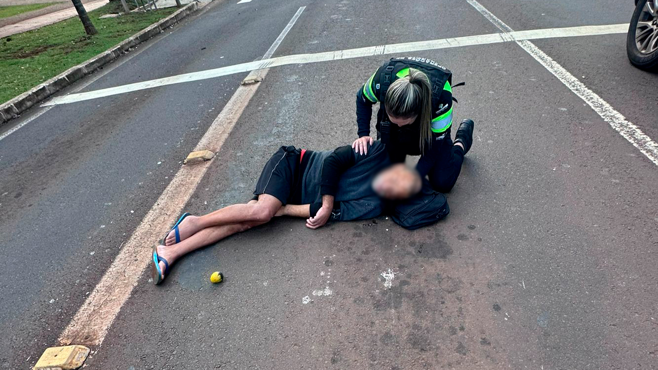 Homem sofre ataque epiléptico e cai no meio da Avenida Brasil