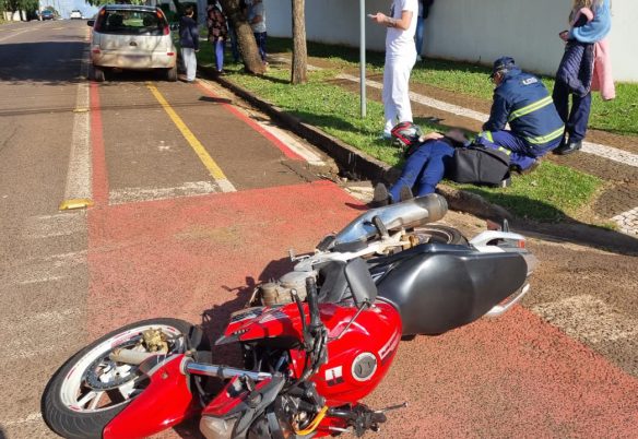 Mulher é socorrida após acidente com Corsa em Cascavel Mulher é socorrida após acidente com Corsa em Cascavel