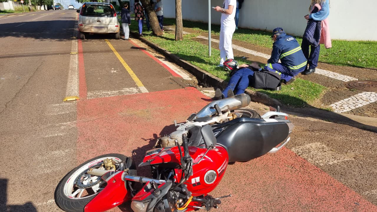 Mulher é socorrida após acidente com Corsa em Cascavel