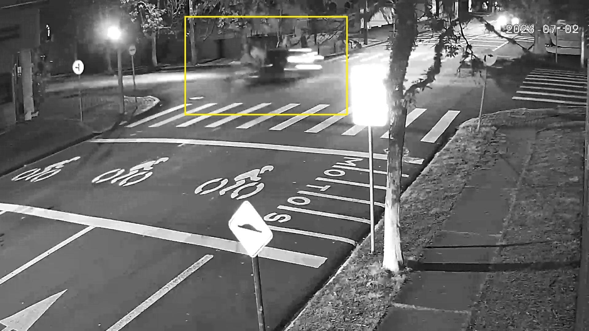 Veja momento de violenta colisão de trânsito que deixou motociclista com ferimentos graves