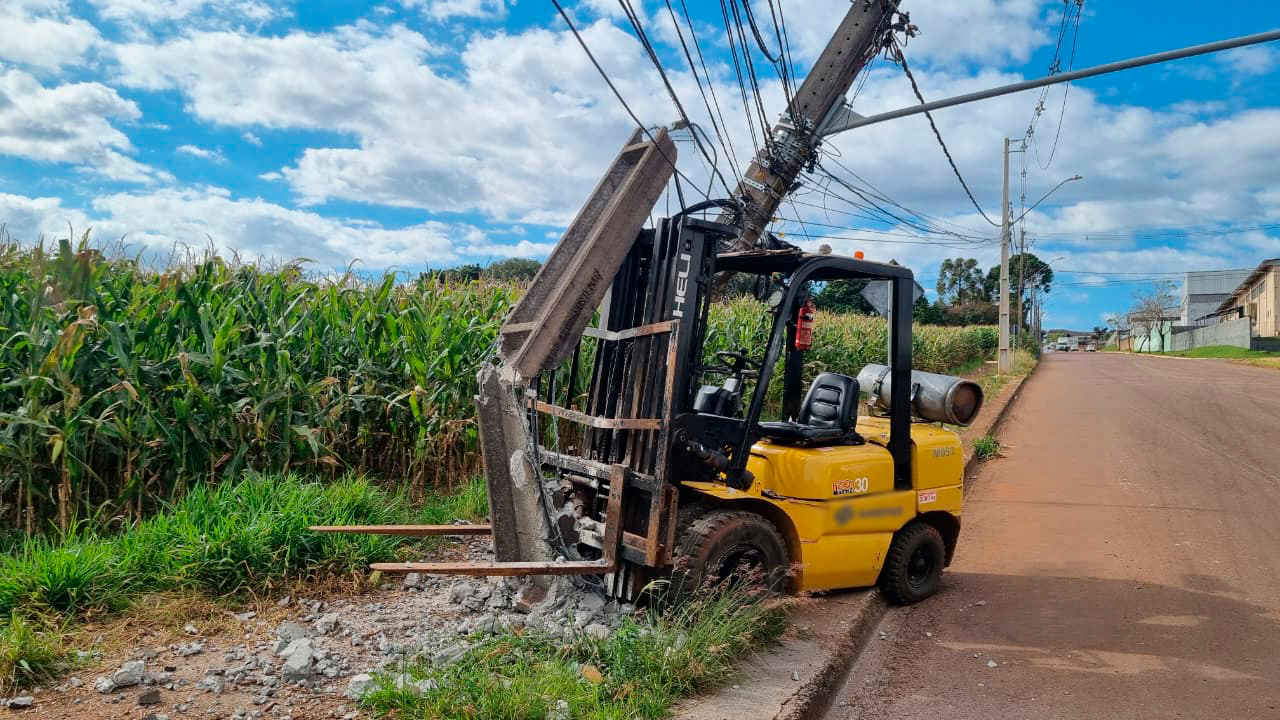Empilhadeira descontrolada destrói poste