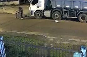 Vídeo mostra ladrão furtando bateria de caminhão no Cascavel Velho