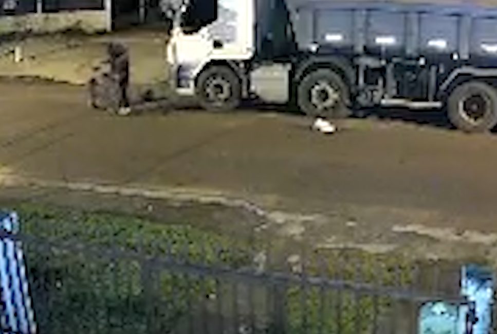 Vídeo mostra ladrão furtando bateria de caminhão no Cascavel Velho