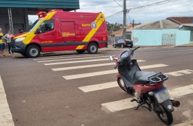 Mulher fica ferida após motocicleta derrapar em óleo na pista no Guarujá Mulher fica ferida após motocicleta derrapar em óleo na pista no Guarujá