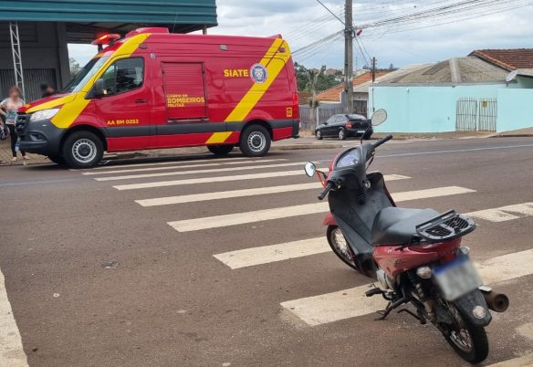 Mulher fica ferida após motocicleta derrapar em óleo na pista no Guarujá