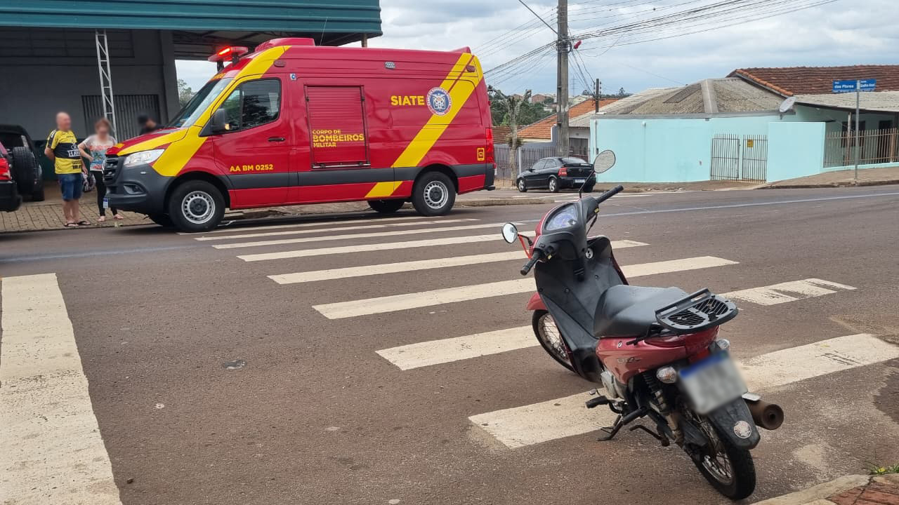 Mulher fica ferida após motocicleta derrapar em óleo na pista no Guarujá