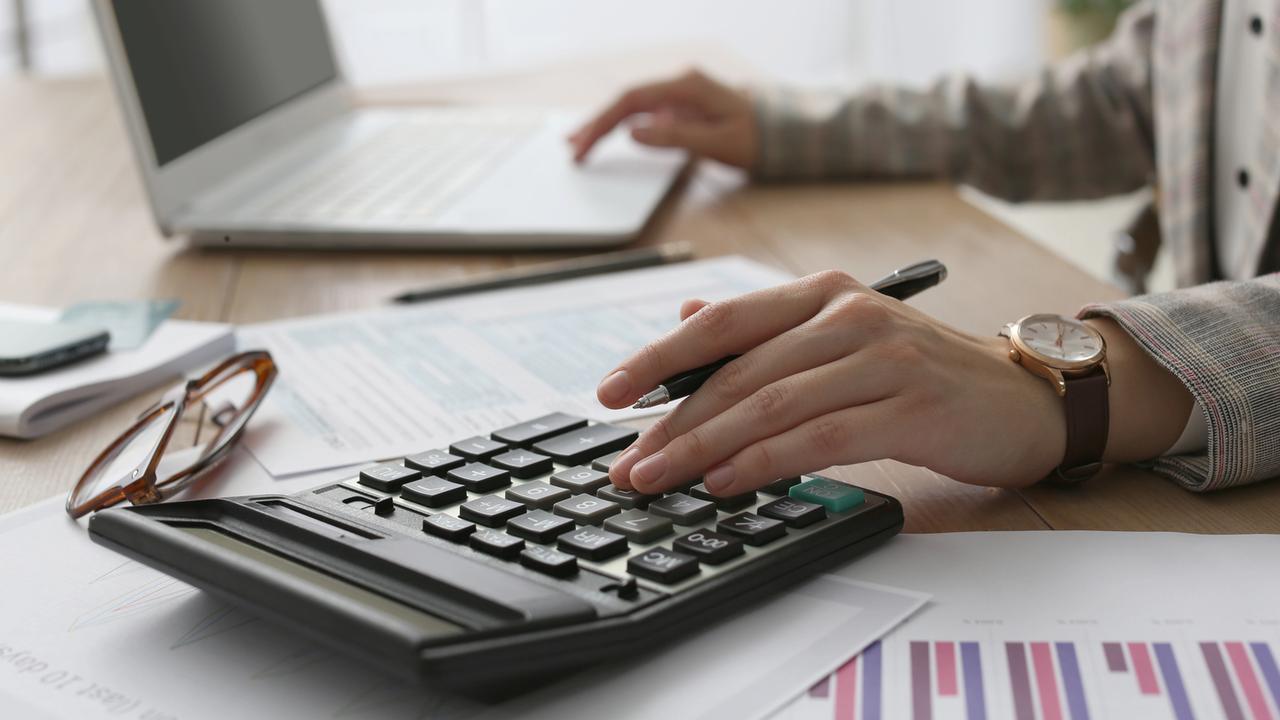 Imagem referente a Empresa procura profissional para atuar no financeiro em meio período