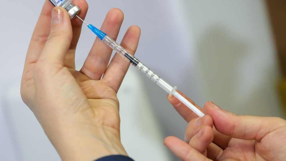 Vacina contra VSR em idosos reduz internações em 75% Imagem referente a Vacina contra VSR em idosos reduz internações em 75%