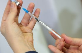Vacina contra VSR em idosos reduz internações em 75%
