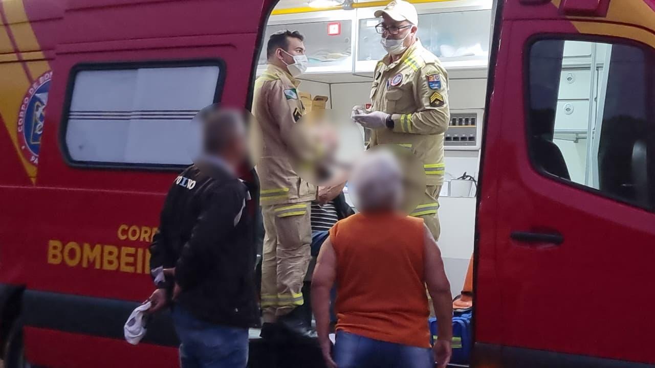 Quase chegando em casa, idoso cai na rua e fica ferido
