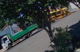 Vídeo mostra momento em que ônibus escolar perde freio e invade casa; morador escapa por pouco