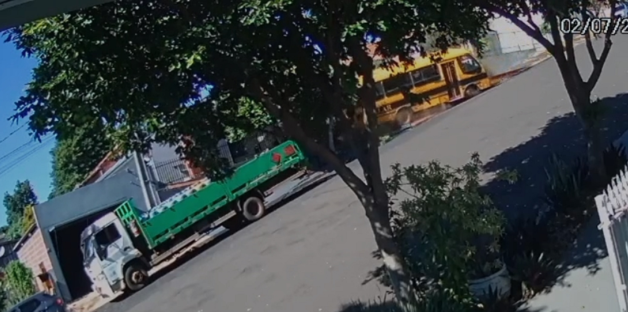 Vídeo mostra momento em que ônibus escolar perde freio e invade casa; morador escapa por pouco