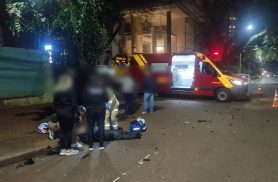Carro bate em moto, atinge árvore e deixa duas mulheres feridas no centro de Cascavel
