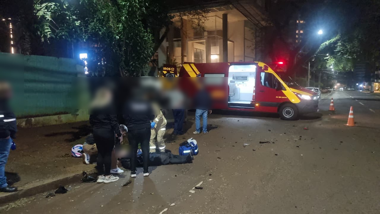 Carro bate em moto, atinge árvore e deixa duas mulheres feridas no centro de Cascavel