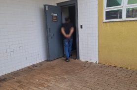 Homem é detido após furtar mesa de plástico de loja na Carlos Gomes
