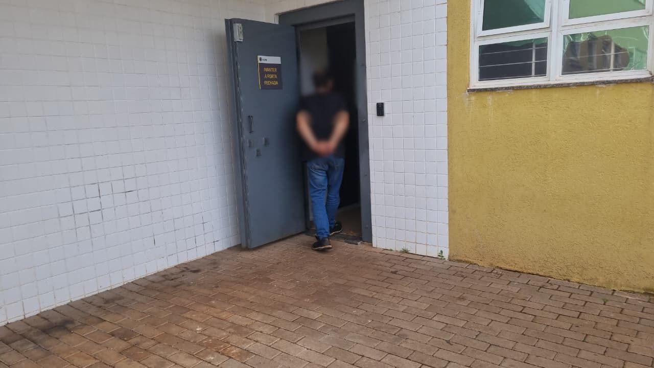 Homem é detido após furtar mesa de plástico de loja na Carlos Gomes