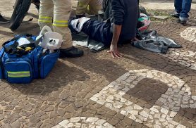 Motociclista fica ferido após colisão com Peugeot na Avenida Brasil