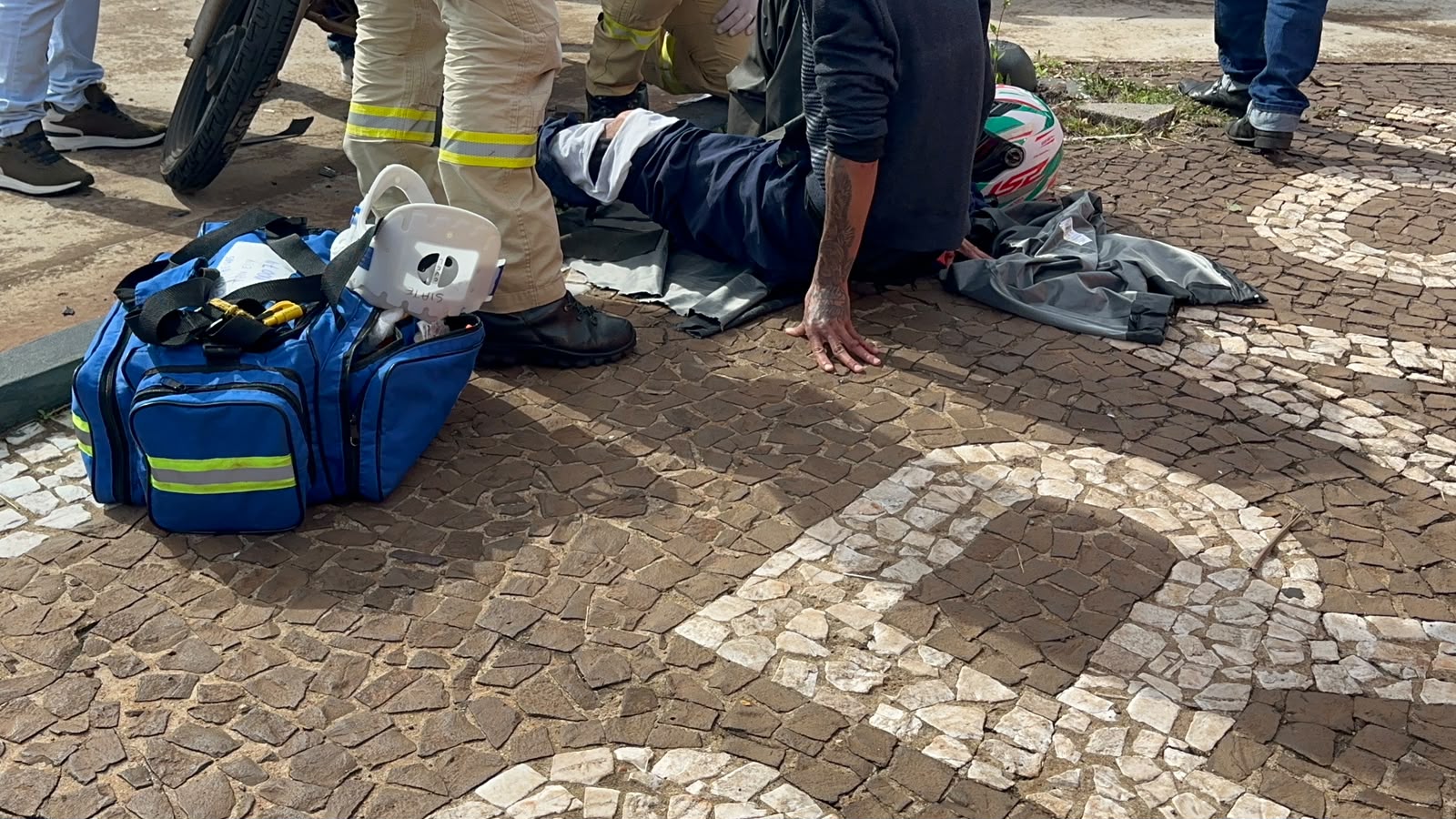 Motociclista fica ferido após colisão com Peugeot na Avenida Brasil
