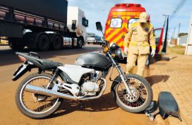 Moto bate contra traseira de caminhão na Avenida Barão do Rio Branco