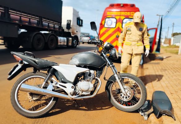 Moto bate contra traseira de caminhão na Avenida Barão do Rio Branco