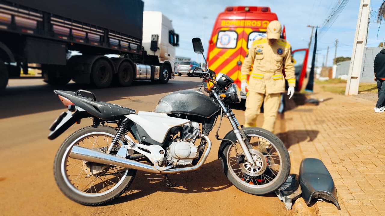 Moto bate contra traseira de caminhão na Avenida Barão do Rio Branco