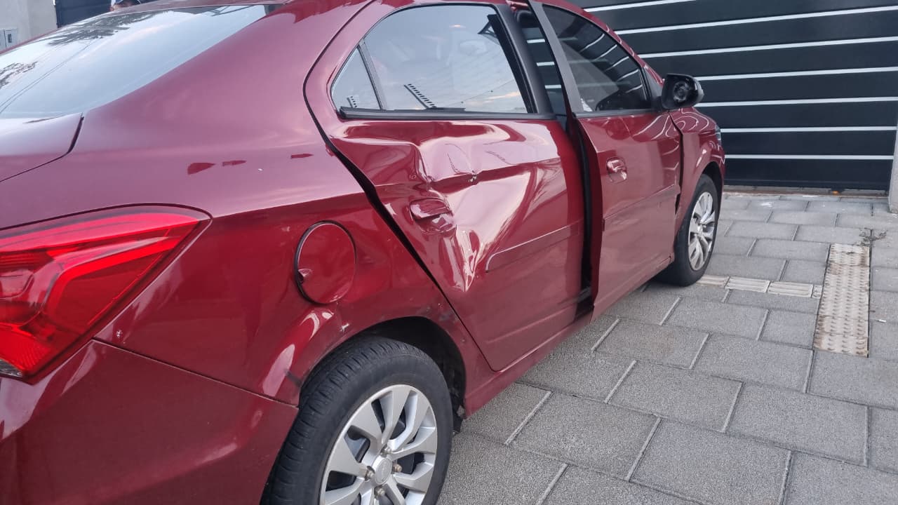 Moto bate na lateral de carro e afunda porta no Alto Alegre