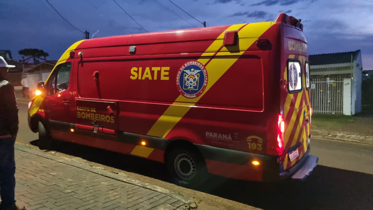 Acidente entre carro e moto elétrica mobiliza Siate no Bairro Periolo