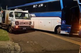 Acidente entre ônibus e caminhão interdita fluxo na Rua Cuiabá em Cascavel