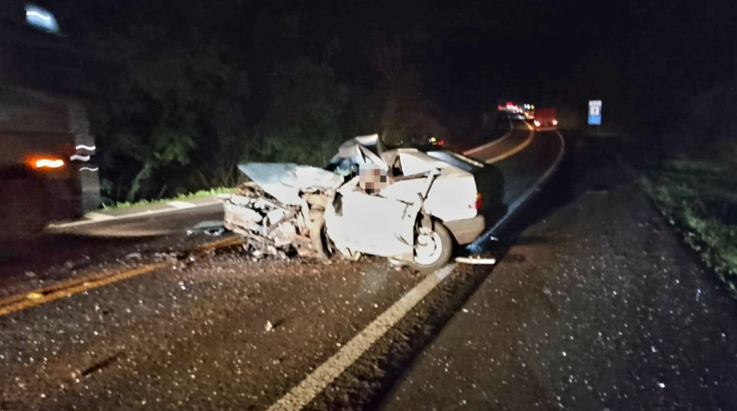 Imagem referente a Colisão frontal entre carro e caminhão-tanque deixa um morto na BR-277, em Nova Laranjeiras