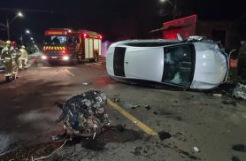 Onix destrói muro, atinge árvore e tem motor arrancado após acidente no Santa Cruz