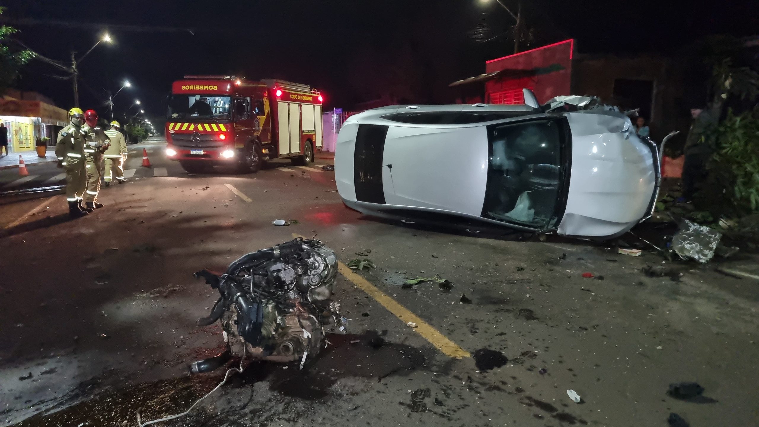 Onix destrói muro, atinge árvore e tem motor arrancado após acidente no Santa Cruz