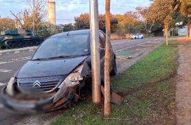 Citroën C3 fica danificado após atingir placa, mureta e poste